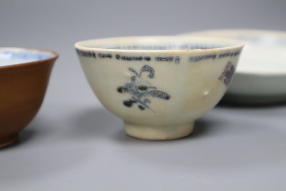 A Chinese Nanking Cargo Batavia tea bowl and saucer and Tek Sing Cargo blue and white tea bowl and saucer